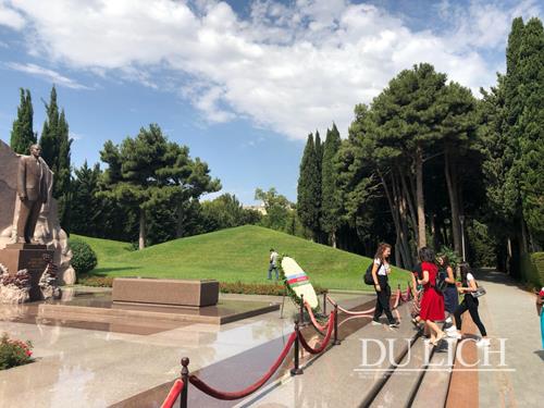  Đoàn dâng hương và tham quan Khu tưởng niệm nhà lãnh đạo Heydar Aliyev
